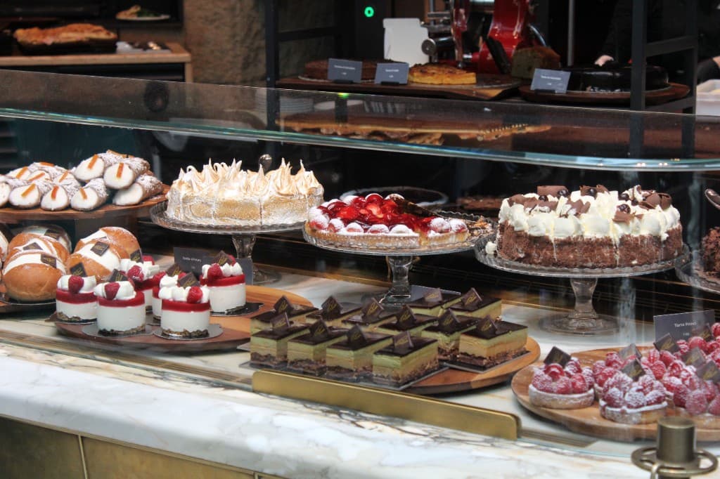 Assortiment gebak en taart in de toonbank van een bakkerij