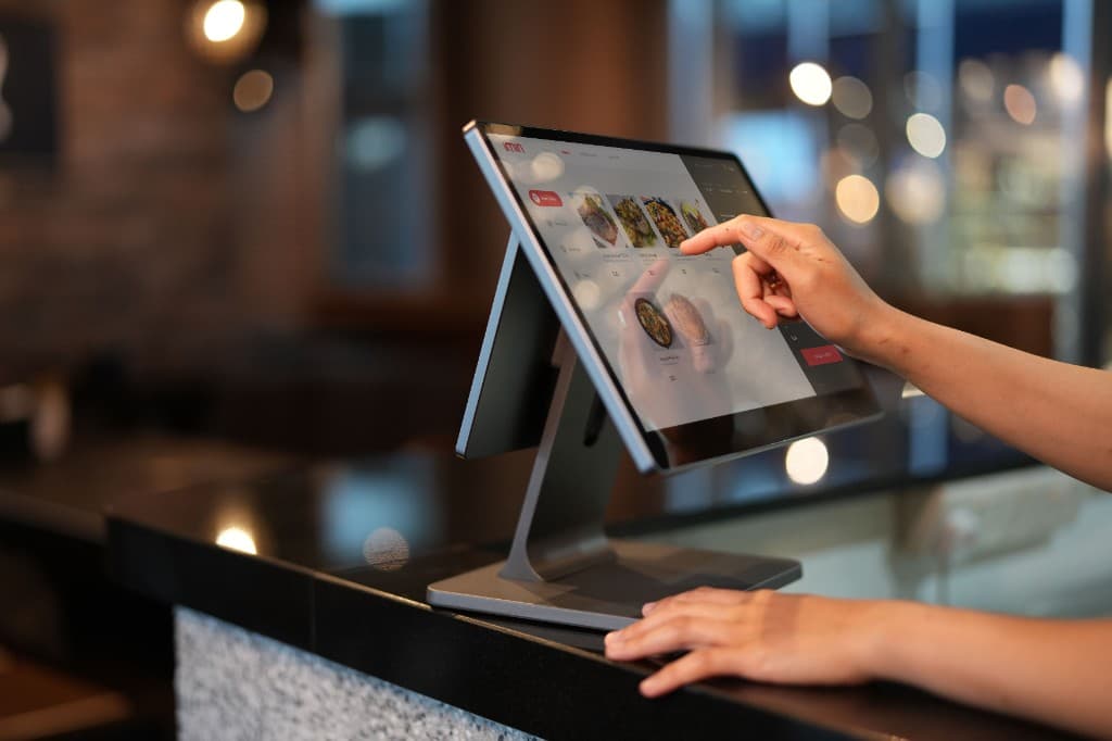 Touchscreenkassa met klantenscherm aan de salonbalie
